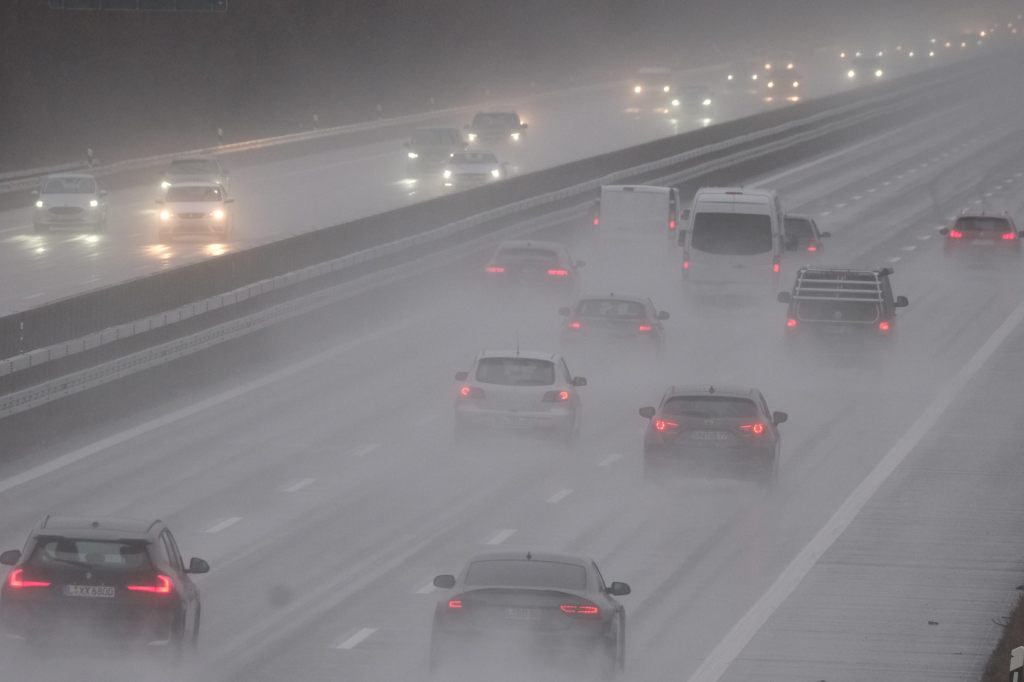 Schneechaos auf der A5: Lkw-Fahrer stirbt nach Auffahrunfall – Autobahn stundenlang gesperrt