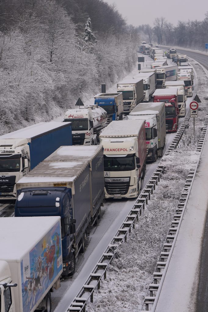 Schneechaos auf der A5: Lkw-Fahrer stirbt nach Auffahrunfall - Autobahn stundenlang gesperrt