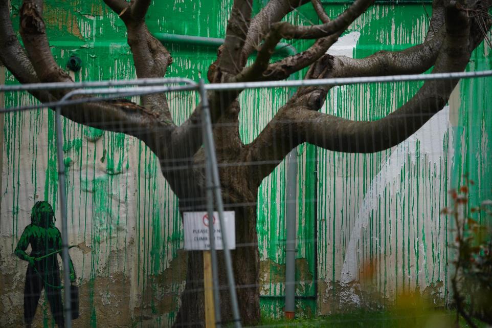 Neues Banksy-Motiv in London mit weisser Farbe beschmiert