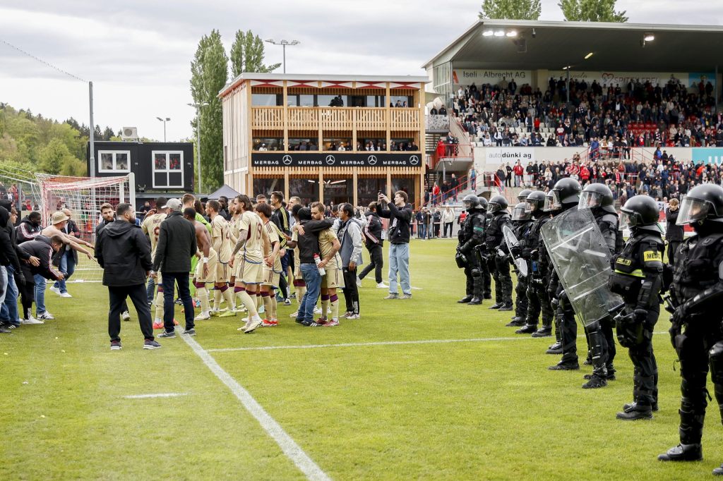 Nach Ausschreitungen: Die Servette-Fankurve beim nächsten Heimspiel gesperrt