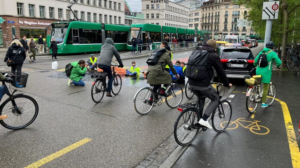 Klimaaktivisten legen Basler Verkehr lahm