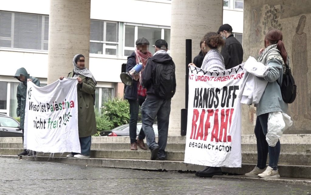 Rund hundert Demonstrierende versammeln sich auf dem Petersplatz