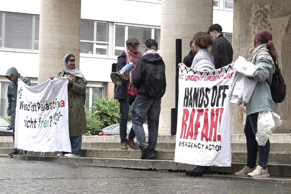 Rund hundert Demonstrierende versammeln sich auf dem Petersplatz