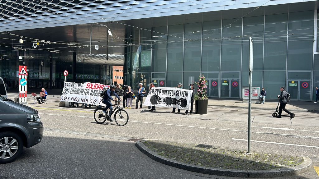 Teilnehmer soll Protestgruppe den Hitlergruss gezeigt haben