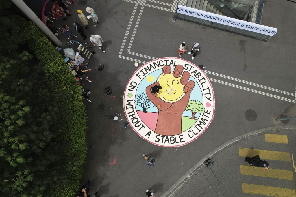 Kunstaktion vor der BIZ fordert bessere Regulierung der Finanzbranche