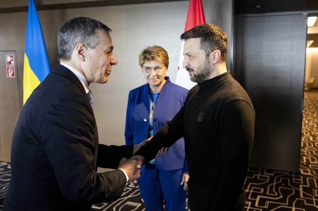 Mehrere Teilnehmende zeigen sich vor Gipfelbeginn optimistisch