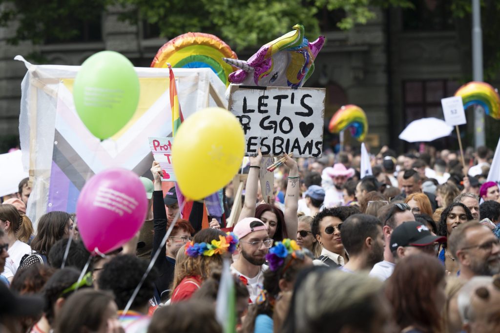 Zehntausende demonstrieren an der Pride Zürich für alle Beziehungen