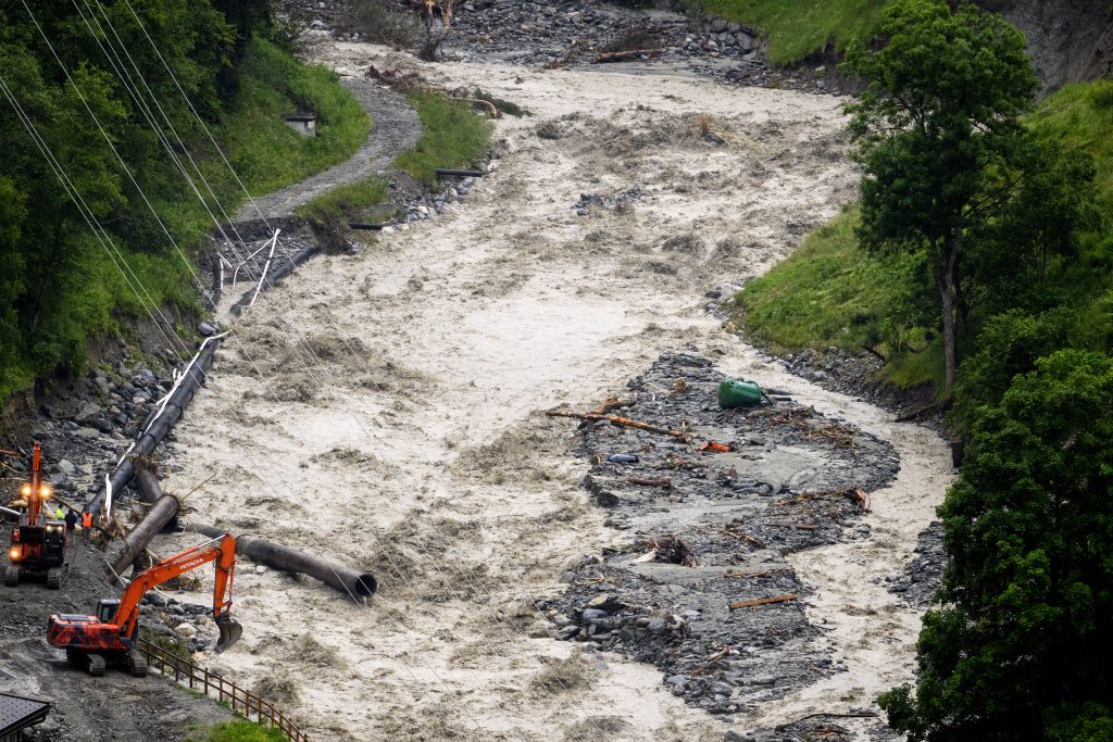 Grosse Schäden und viele Evakuierte im Wallis – Erdrutsche im Misox
