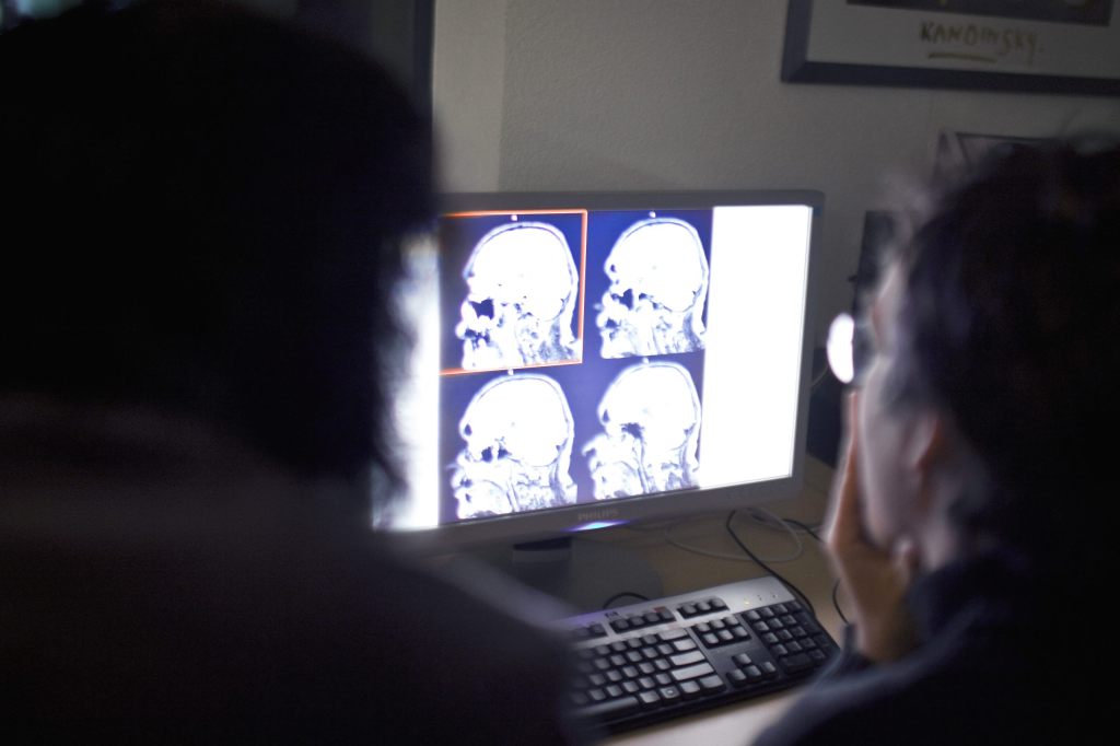 Deepfake-Stimmen täuschen Menschen – nicht aber das Gehirn