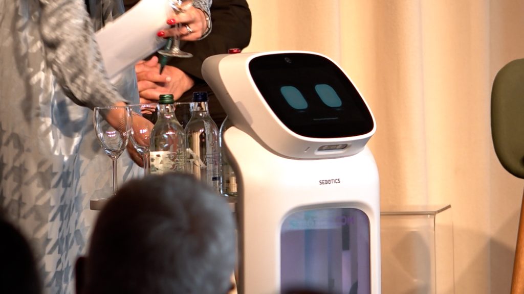 Serviert er dir bald dein Getränk?