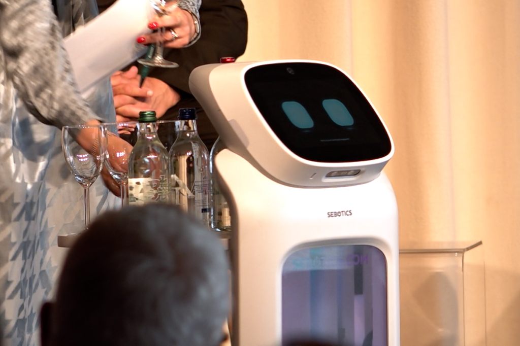 Serviert er dir bald dein Getränk?