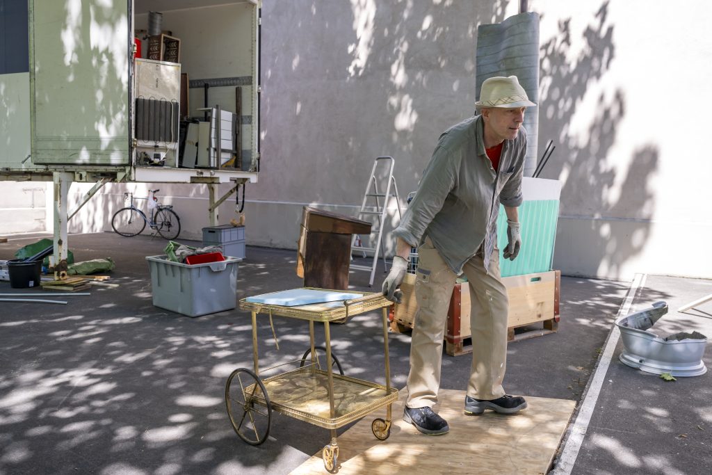 Art Parcours durch die Basler Billigladen-Meile zum Messeplatz