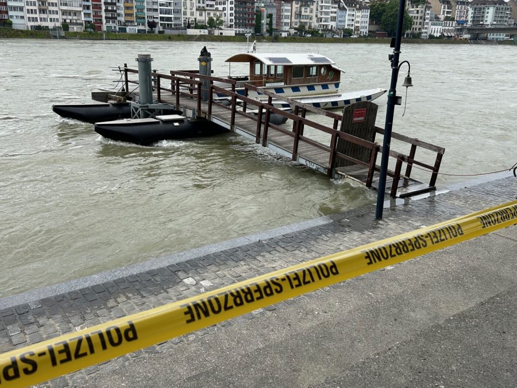 Rhein in Basel wegen Hochwasser für Schifffahrt gesperrt