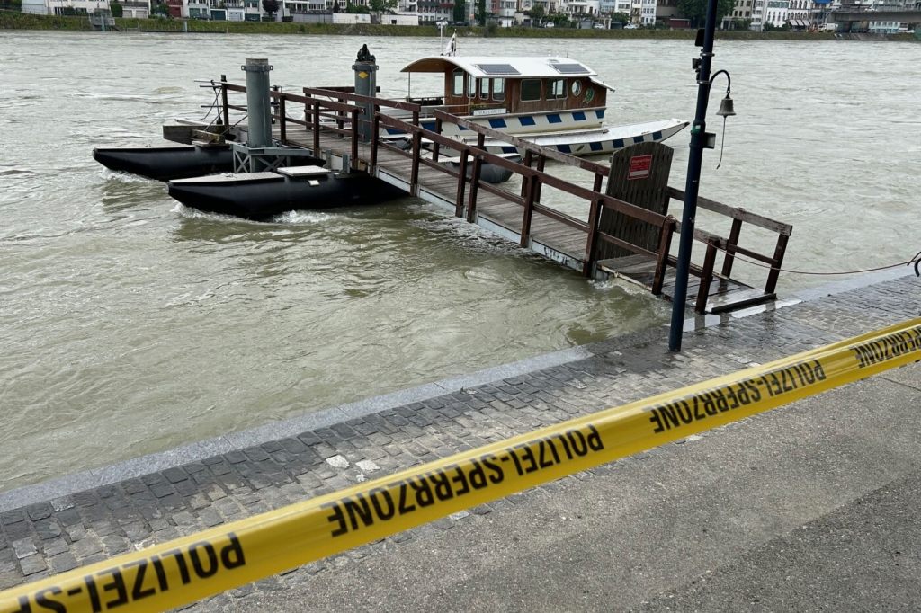 Rhein in Basel wegen Hochwasser für Schifffahrt gesperrt