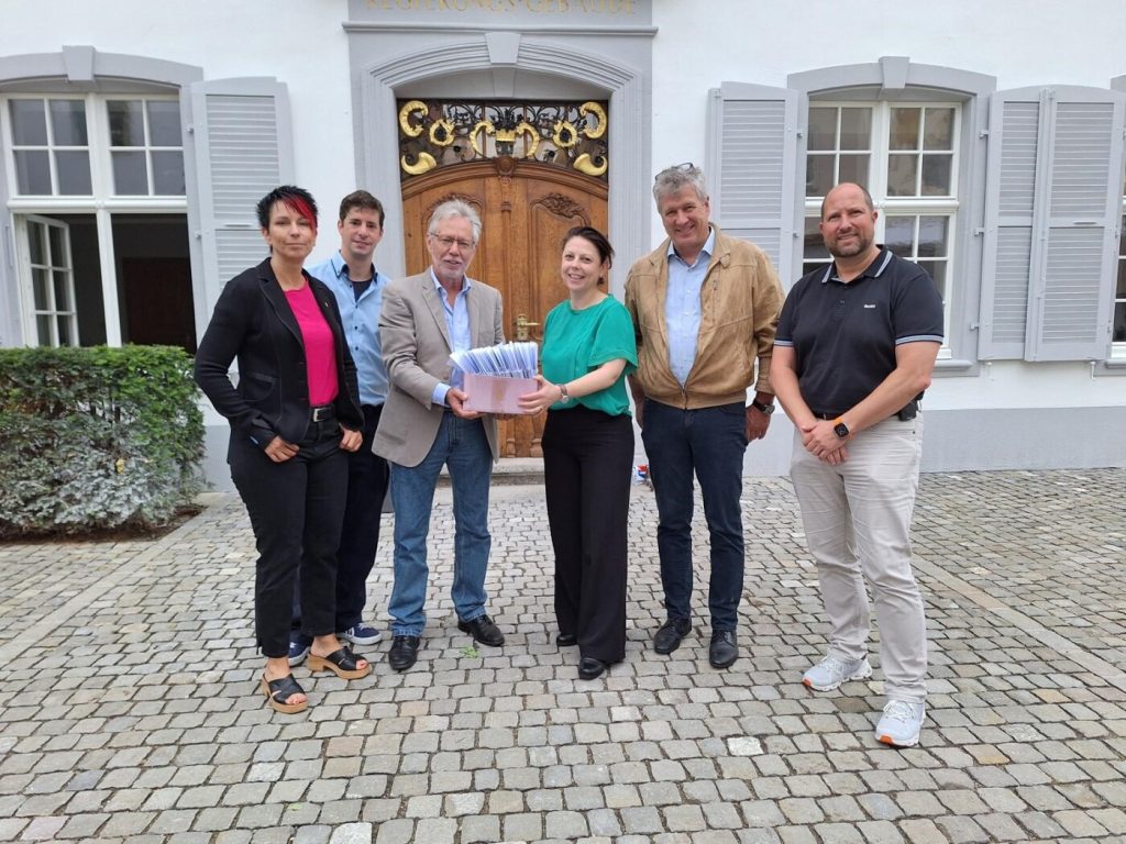 SVP reicht Initiative für Prämien-Steuerabzug ein