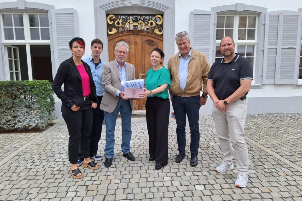 SVP reicht Initiative für Prämien-Steuerabzug ein