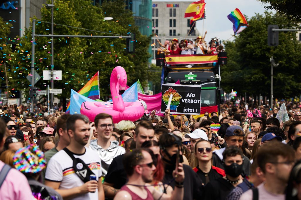 Glitzer, Regenbogen und politische Forderungen beim CSD