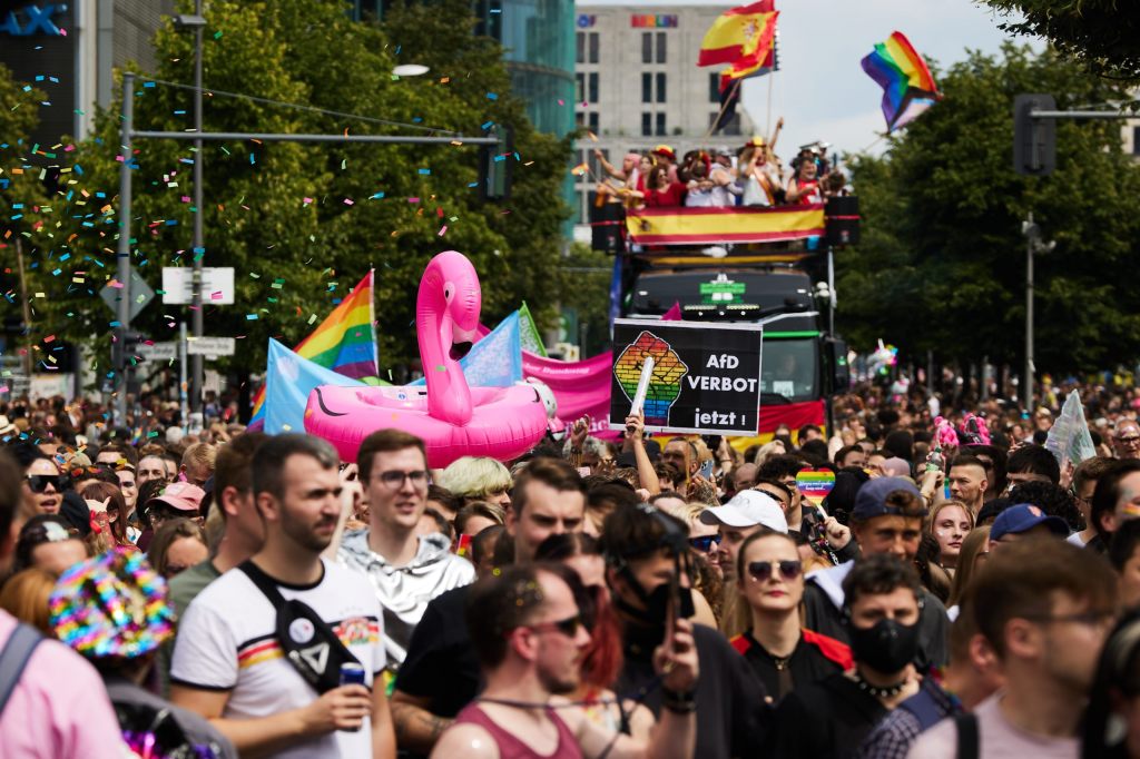 Glitzer, Regenbogen und politische Forderungen beim CSD
