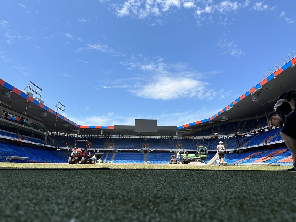 «Das Grüne ist oben, das Braune ist unten»: Der neue Rasen im Joggeli wird installiert