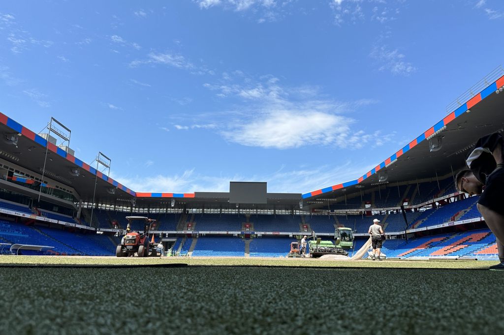 «Das Grüne ist oben, das Braune ist unten»: Der neue Rasen im Joggeli wird installiert