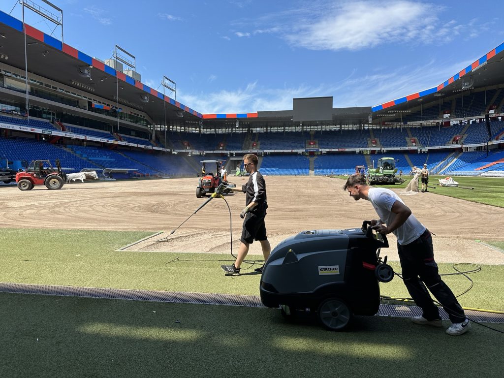 «Das Grüne ist oben, das Braune ist unten»: Der neue Rasen im Joggeli wird installiert