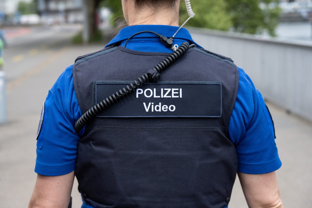 Die Stadtpolizei Zürich ist jetzt mit Bodycams unterwegs – wie ist der Stand in Basel?