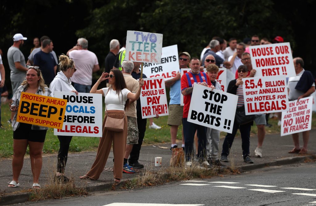 Rechtsextreme Krawalle: London will hart durchgreifen