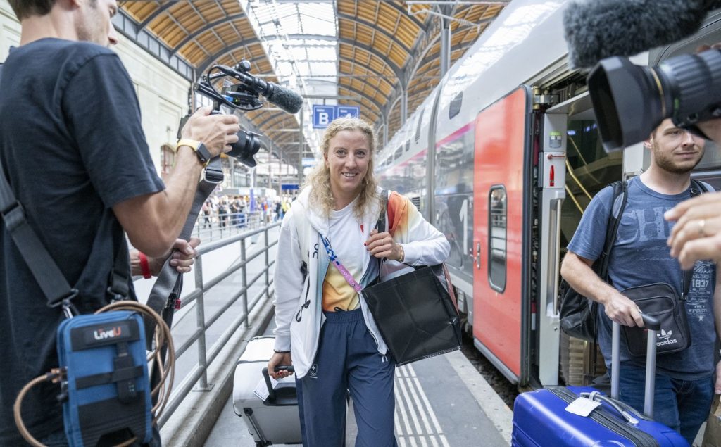 Hier kommt Silber-Triathletin Julie Derron in Basel an