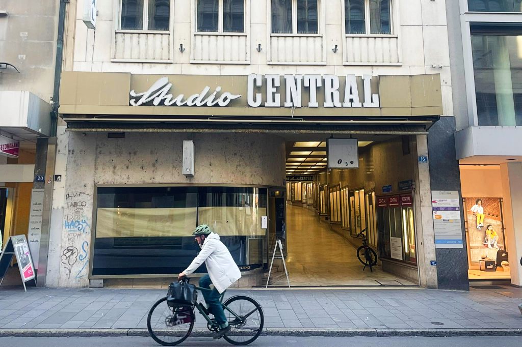 Aus geschlossenem Kino Studio Central wird eine Minigolf-Bar