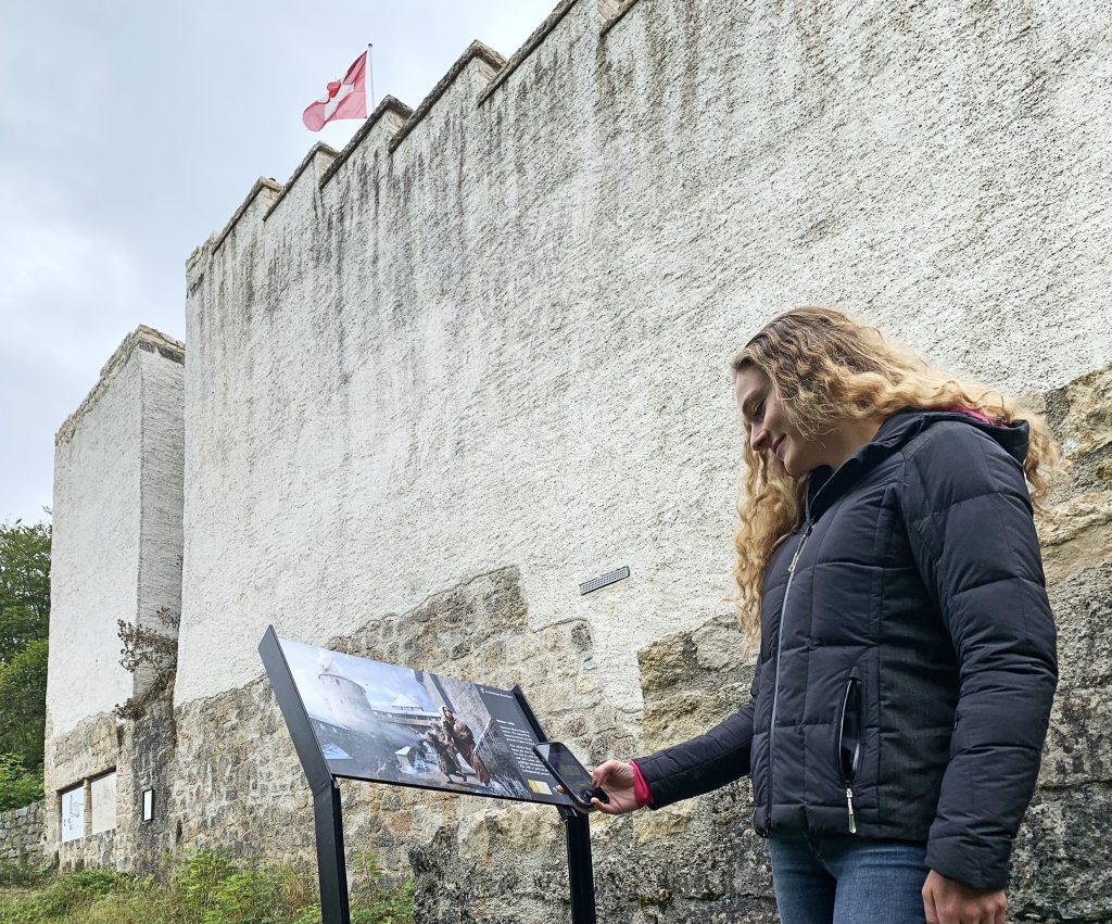 Neue Hörstationen erwecken die Geschichte der Farnsburg zum Leben