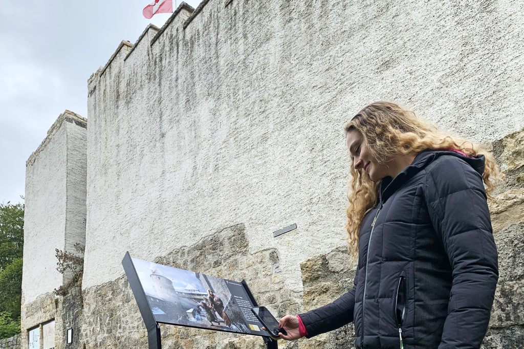 Neue Hörstationen erwecken die Geschichte der Farnsburg zum Leben