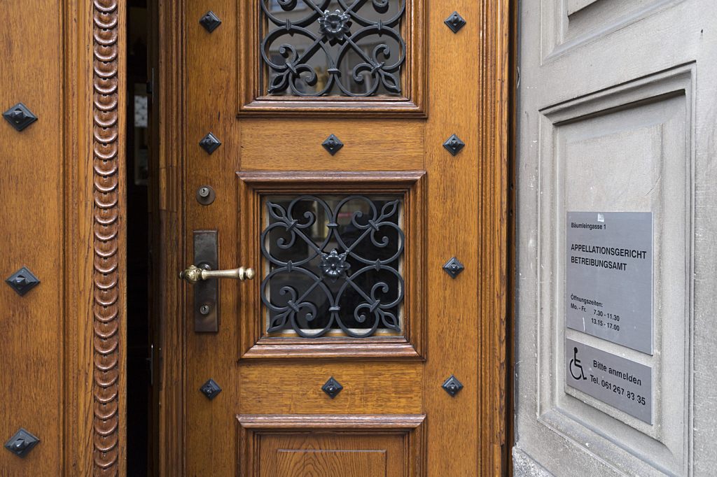 In automatischem Fenster eingeklemmt: Freispruch für Elektromonteure von fahrlässiger Tötung