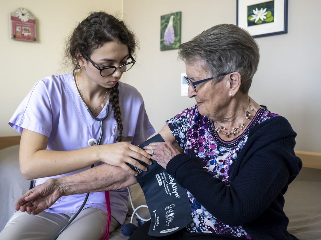 Beide Basel starten Ausbildungsoffensive in der Pflege