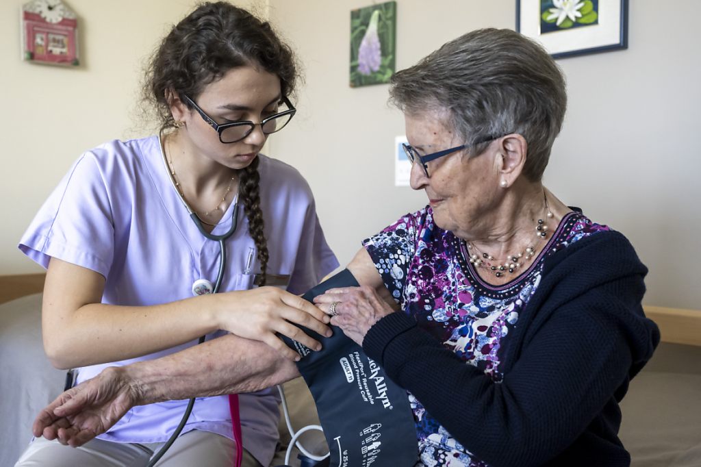 Beide Basel starten Ausbildungsoffensive in der Pflege