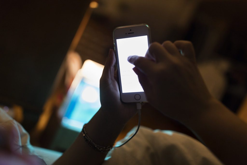 Die Mehrheit der Schweizer schläft nicht ohne ihr Handy ein