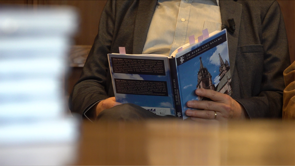Baseldeutsch trifft auf die Bibel: «Bebbi-Sagg, Babbe Jesu und Buschi»