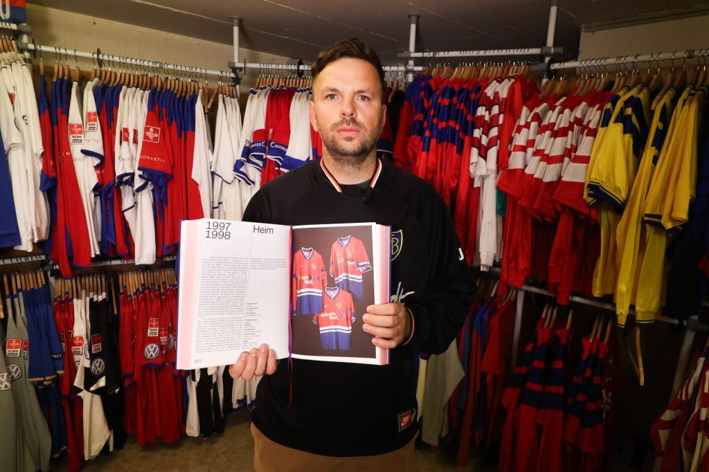 Das neue FCB-Trikotbuch: Eine Zeitreise durch 130 Jahre rotblauen Stoff