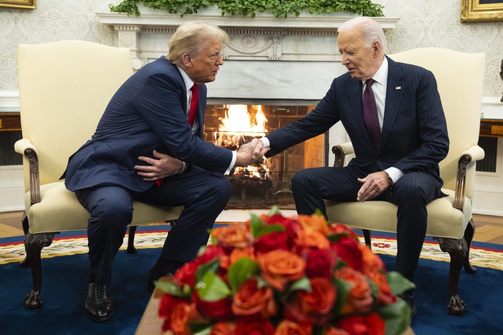 Biden empfängt Trump mit einem Handschlag
