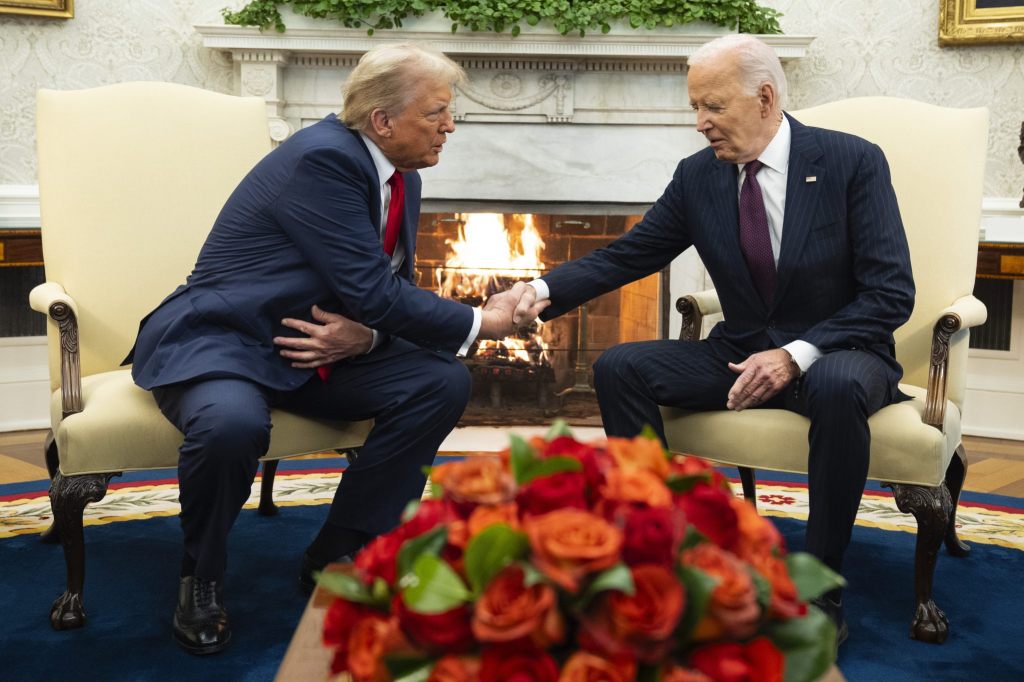 Biden empfängt Trump mit einem Handschlag