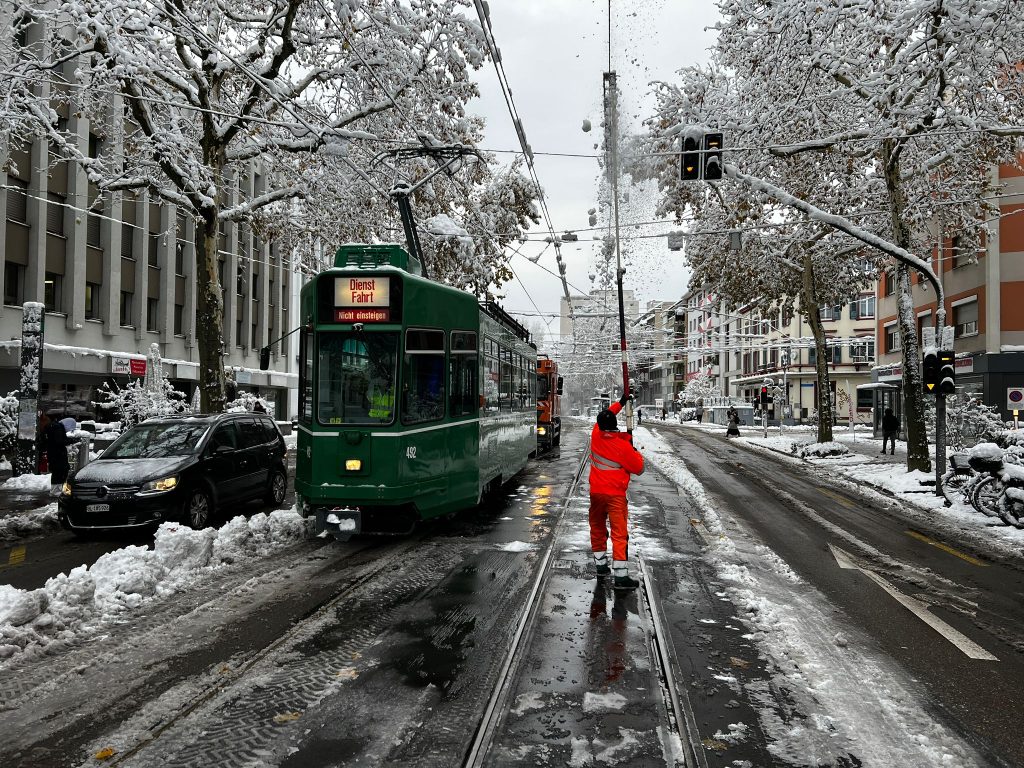 So befreien die BVB und BLT das Tramnetz vom Schnee