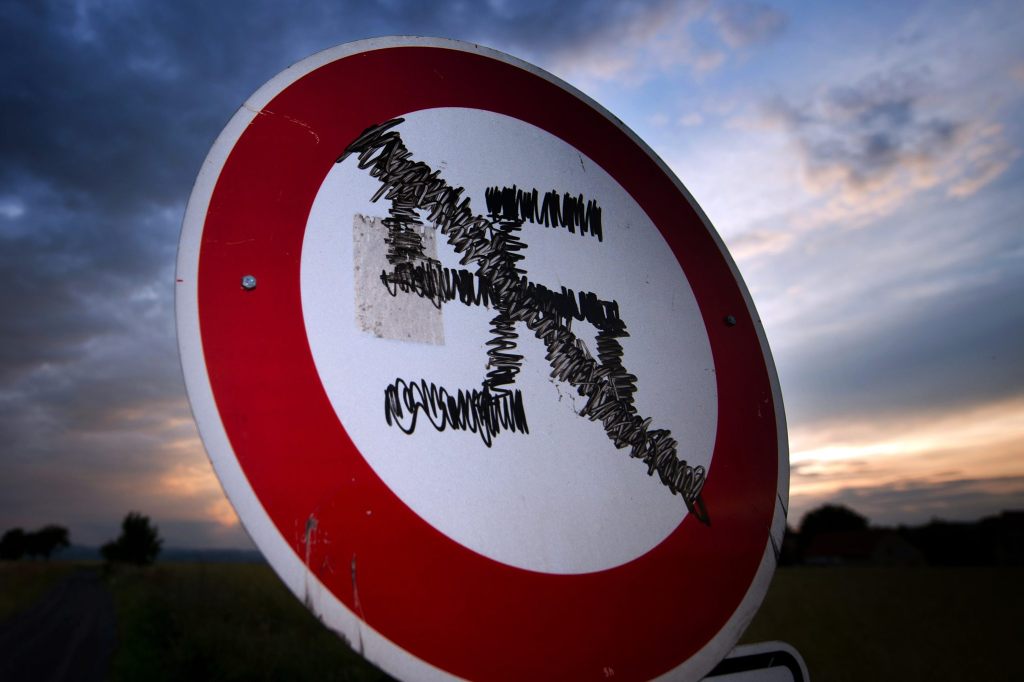 Wer Nazisymbole zeigt, soll 200 Franken Busse zahlen