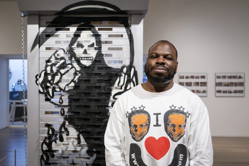 Tinguely zeigt Künstler als Schaufenster-Dekorateure