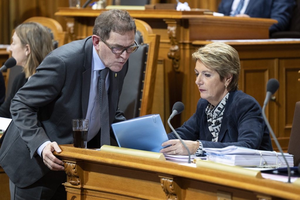 Räte geben der Armee mehr Geld und klammern Bauern beim Sparen aus