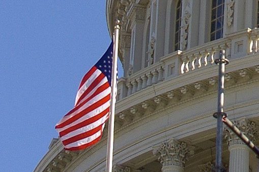 US-Flaggen bei Trumps Amtseinführung auf voller  Höhe