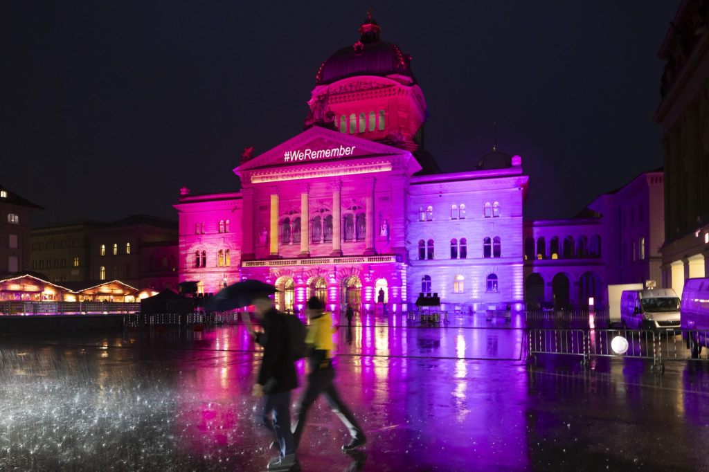 Bundeshaus leuchtet 80 Jahre nach Befreiung von KZ Auschwitz