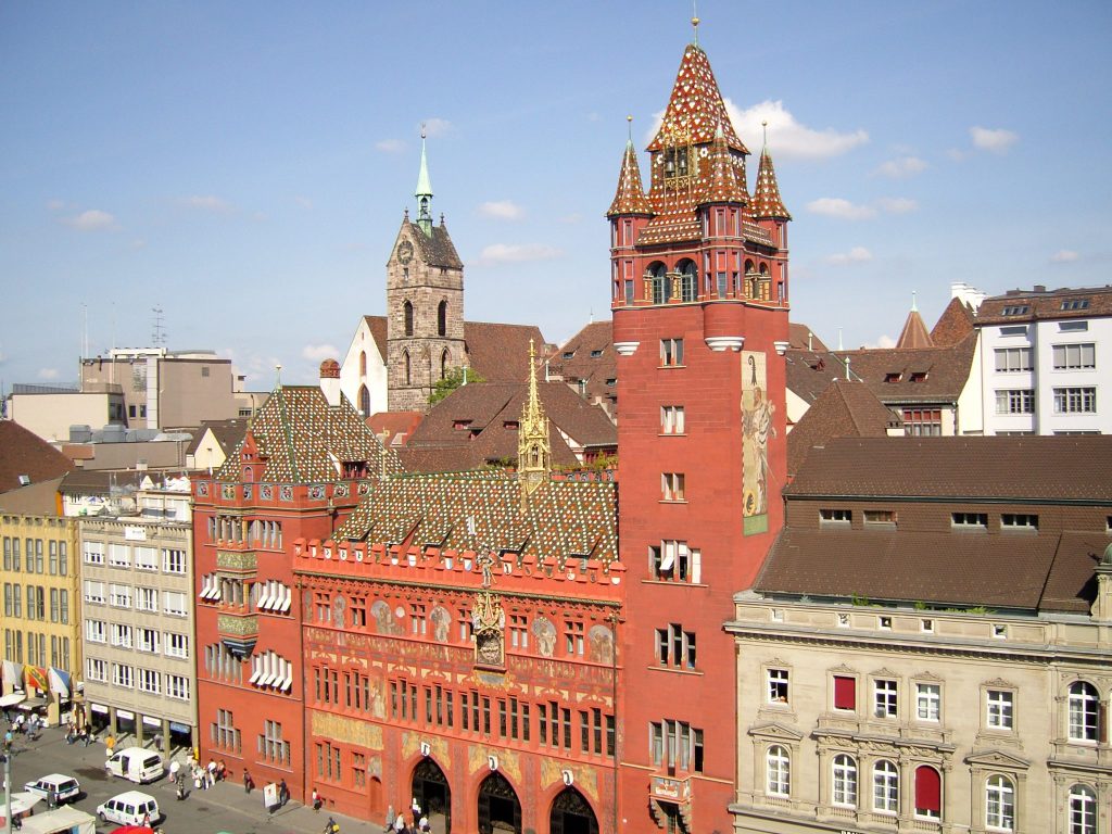 Basel gedenkt der Holocaust-Opfer: Rathaus erleuchtet im Zeichen gegen Antisemitismus