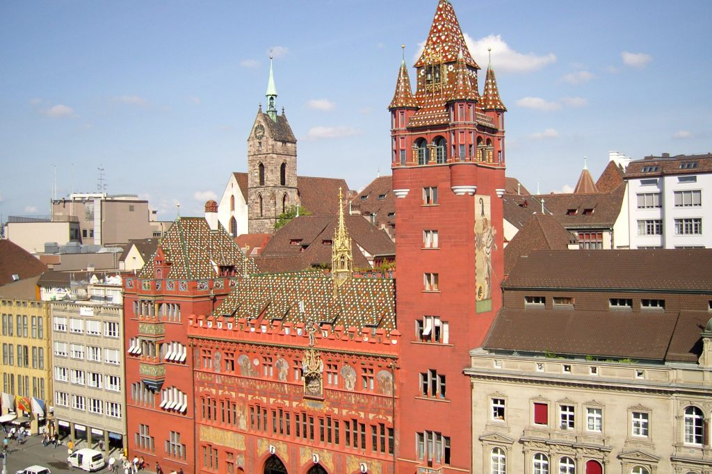 Basel gedenkt der Holocaust-Opfer: Rathaus erleuchtet im Zeichen gegen Antisemitismus