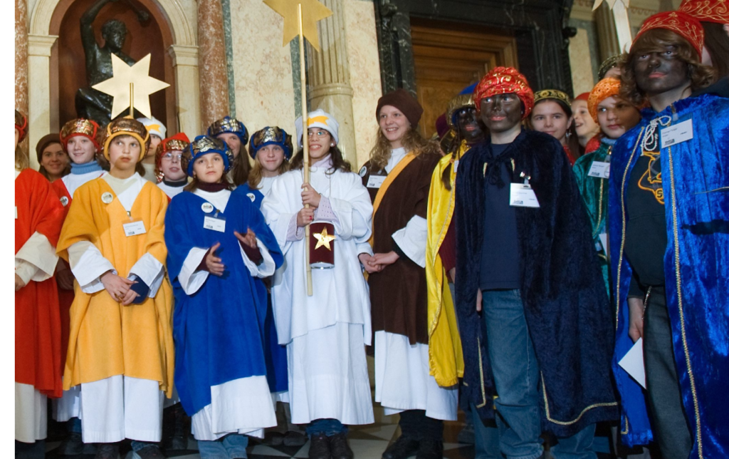 Fliegende Hexen und begossene Wurzeln: Die verrücktesten Bräuche zum Dreikönigstag