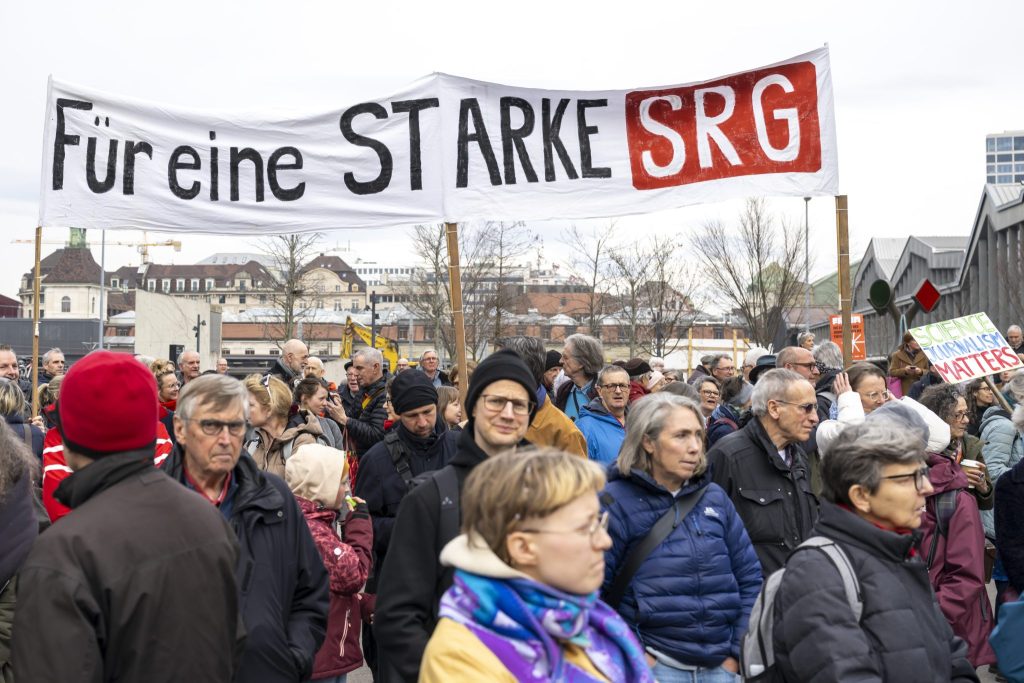 Hunderte protestieren gegen Sparmassnahmen von SRF