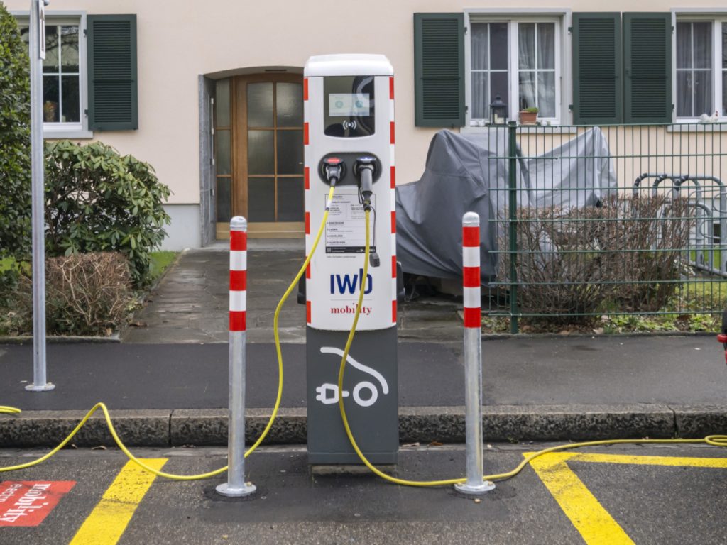 Trotz geringer Nachfrage: Kanton nimmt 100. Ladestation auf Allmend in Betrieb